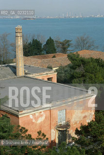 Caption: Nome:..ISOLA DI SACCA SESSOLA: OSPEDALE....Localizzazione:..VENEZIA / ISOLA DI SACCA SESSOLA / LAGUNA SUD..VENICE / THE ISLE OF SACCA SESSOLA / THE SOUTH LAGOON..Soggetto:..ISOLA DI SACCA SESSOLA / OSPEDALE..THE ISLE OF SACCA SESSOLA / THE HOSPITAL ..Cronologia:.. ....Autore:......Stile:......Editori Stampatori:.... ..Committenza:......Materia e Tecnica:......Collocazione:......Note:..DAL 1911 FINO AL 1979 FU USATA COME OSPEDALE..FROM 1911 TO 1979 IT WAS USED AS A HOSPITAL..Riproduzione Fotografica:..Graziano Arici/Rosebud2 ...Copyright:..Graziano Arici / rosebud2/....Data:..1993....Costo:..A....Key:..ISOLE ABBANDONATE / PALAZZI..UNINHABITED ISLANDS / PALACES