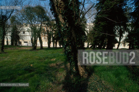 Caption: Nome:..ISOLA DI SACCA SESSOLA: OSPEDALE....Localizzazione:..VENEZIA / ISOLA DI SACCA SESSOLA / LAGUNA SUD..VENICE / THE ISLE OF SACCA SESSOLA / THE SOUTH LAGOON..Soggetto:..ISOLA DI SACCA SESSOLA / OSPEDALE..THE ISLE OF SACCA SESSOLA / THE HOSPITAL ..Cronologia:.. ....Autore:......Stile:......Editori Stampatori:.... ..Committenza:......Materia e Tecnica:......Collocazione:......Note:..DAL 1911 FINO AL 1979 FU USATA COME OSPEDALE..FROM 1911 TO 1979 IT WAS USED AS A HOSPITAL..Riproduzione Fotografica:..Graziano Arici/Rosebud2 ...Copyright:..Graziano Arici / rosebud2/....Data:..1993....Costo:..A....Key:..ISOLE ABBANDONATE / PALAZZI..UNINHABITED ISLANDS / PALACES