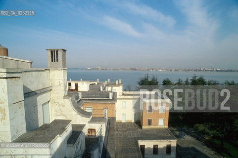 Caption: Nome:..ISOLA DI SACCA SESSOLA: OSPEDALE....Localizzazione:..VENEZIA / ISOLA DI SACCA SESSOLA / LAGUNA SUD..VENICE / THE ISLE OF SACCA SESSOLA / THE SOUTH LAGOON..Soggetto:..ISOLA DI SACCA SESSOLA / OSPEDALE..THE ISLE OF SACCA SESSOLA / THE HOSPITAL ..Cronologia:.. ....Autore:......Stile:......Editori Stampatori:.... ..Committenza:......Materia e Tecnica:......Collocazione:......Note:..DAL 1911 FINO AL 1979 FU USATA COME OSPEDALE..FROM 1911 TO 1979 IT WAS USED AS A HOSPITAL..Riproduzione Fotografica:..Graziano Arici/Rosebud2 ...Copyright:..Graziano Arici / rosebud2/....Data:..1993....Costo:..A....Key:..ISOLE ABBANDONATE / PALAZZI..UNINHABITED ISLANDS / PALACES