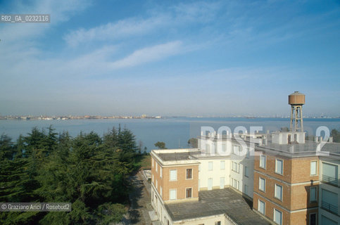 Caption: Nome:..ISOLA DI SACCA SESSOLA: OSPEDALE....Localizzazione:..VENEZIA / ISOLA DI SACCA SESSOLA / LAGUNA SUD..VENICE / THE ISLE OF SACCA SESSOLA / THE SOUTH LAGOON..Soggetto:..ISOLA DI SACCA SESSOLA / OSPEDALE..THE ISLE OF SACCA SESSOLA / THE HOSPITAL ..Cronologia:.. ....Autore:......Stile:......Editori Stampatori:.... ..Committenza:......Materia e Tecnica:......Collocazione:......Note:..DAL 1911 FINO AL 1979 FU USATA COME OSPEDALE..FROM 1911 TO 1979 IT WAS USED AS A HOSPITAL..Riproduzione Fotografica:..Graziano Arici/Rosebud2 ...Copyright:..Graziano Arici / rosebud2/....Data:..1993....Costo:..A....Key:..ISOLE ABBANDONATE / PALAZZI..UNINHABITED ISLANDS / PALACES