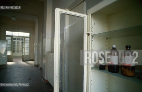 Caption: Nome:..ISOLA DI SACCA SESSOLA: OSPEDALE....Localizzazione:..VENEZIA / ISOLA DI SACCA SESSOLA / LAGUNA SUD..VENICE / THE ISLE OF SACCA SESSOLA / THE SOUTH LAGOON..Soggetto:..ISOLA DI SACCA SESSOLA / OSPEDALE..THE ISLE OF SACCA SESSOLA / THE HOSPITAL ..Cronologia:.. ....Autore:......Stile:......Editori Stampatori:.... ..Committenza:......Materia e Tecnica:......Collocazione:......Note:..DAL 1911 FINO AL 1979 FU USATA COME OSPEDALE..FROM 1911 TO 1979 IT WAS USED AS A HOSPITAL..Riproduzione Fotografica:..Graziano Arici/Rosebud2 ...Copyright:..Graziano Arici / rosebud2/....Data:..1993....Costo:..A....Key:..ISOLE ABBANDONATE / PALAZZI..UNINHABITED ISLANDS / PALACES