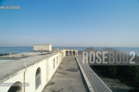 Caption: Nome:..ISOLA DI SACCA SESSOLA: OSPEDALE....Localizzazione:..VENEZIA / ISOLA DI SACCA SESSOLA / LAGUNA SUD..VENICE / THE ISLE OF SACCA SESSOLA / THE SOUTH LAGOON..Soggetto:..ISOLA DI SACCA SESSOLA / OSPEDALE..THE ISLE OF SACCA SESSOLA / THE HOSPITAL ..Cronologia:.. ....Autore:......Stile:......Editori Stampatori:.... ..Committenza:......Materia e Tecnica:......Collocazione:......Note:..DAL 1911 FINO AL 1979 FU USATA COME OSPEDALE..FROM 1911 TO 1979 IT WAS USED AS A HOSPITAL..Riproduzione Fotografica:..Graziano Arici/Rosebud2 ...Copyright:..Graziano Arici / rosebud2/....Data:..1993....Costo:..A....Key:..ISOLE ABBANDONATE / PALAZZI..UNINHABITED ISLANDS / PALACES
