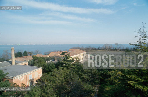 Caption: Nome:..ISOLA DI SACCA SESSOLA: OSPEDALE....Localizzazione:..VENEZIA / ISOLA DI SACCA SESSOLA / LAGUNA SUD..VENICE / THE ISLE OF SACCA SESSOLA / THE SOUTH LAGOON..Soggetto:..ISOLA DI SACCA SESSOLA / OSPEDALE..THE ISLE OF SACCA SESSOLA / THE HOSPITAL ..Cronologia:.. ....Autore:......Stile:......Editori Stampatori:.... ..Committenza:......Materia e Tecnica:......Collocazione:......Note:..DAL 1911 FINO AL 1979 FU USATA COME OSPEDALE..FROM 1911 TO 1979 IT WAS USED AS A HOSPITAL..Riproduzione Fotografica:..Graziano Arici/Rosebud2 ...Copyright:..Graziano Arici / rosebud2/....Data:..1993....Costo:..A....Key:..ISOLE ABBANDONATE / PALAZZI..UNINHABITED ISLANDS / PALACES