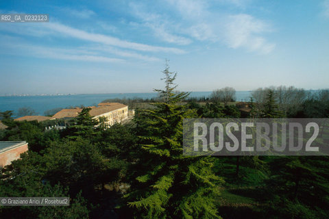 Caption: Nome:..ISOLA DI SACCA SESSOLA: OSPEDALE....Localizzazione:..VENEZIA / ISOLA DI SACCA SESSOLA / LAGUNA SUD..VENICE / THE ISLE OF SACCA SESSOLA / THE SOUTH LAGOON..Soggetto:..ISOLA DI SACCA SESSOLA / OSPEDALE..THE ISLE OF SACCA SESSOLA / THE HOSPITAL ..Cronologia:.. ....Autore:......Stile:......Editori Stampatori:.... ..Committenza:......Materia e Tecnica:......Collocazione:......Note:..DAL 1911 FINO AL 1979 FU USATA COME OSPEDALE..FROM 1911 TO 1979 IT WAS USED AS A HOSPITAL..Riproduzione Fotografica:..Graziano Arici/Rosebud2 ...Copyright:..Graziano Arici / rosebud2/....Data:..1993....Costo:..A....Key:..ISOLE ABBANDONATE / PALAZZI..UNINHABITED ISLANDS / PALACES