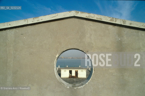 Caption: Nome:..ISOLA DI SACCA SESSOLA: OSPEDALE....Localizzazione:..VENEZIA / ISOLA DI SACCA SESSOLA / LAGUNA SUD..VENICE / THE ISLE OF SACCA SESSOLA / THE SOUTH LAGOON..Soggetto:..ISOLA DI SACCA SESSOLA / OSPEDALE..THE ISLE OF SACCA SESSOLA / THE HOSPITAL ..Cronologia:.. ....Autore:......Stile:......Editori Stampatori:.... ..Committenza:......Materia e Tecnica:......Collocazione:......Note:..DAL 1911 FINO AL 1979 FU USATA COME OSPEDALE..FROM 1911 TO 1979 IT WAS USED AS A HOSPITAL..Riproduzione Fotografica:..Graziano Arici/Rosebud2 ...Copyright:..Graziano Arici / rosebud2/....Data:..1993....Costo:..A....Key:..ISOLE ABBANDONATE / PALAZZI..UNINHABITED ISLANDS / PALACES