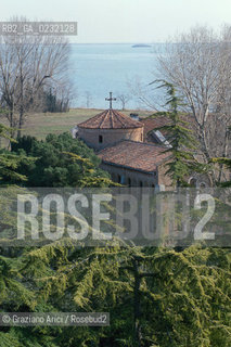 Caption: Nome:..ISOLA DI SACCA SESSOLA: LA CHIESA....Localizzazione:..VENEZIA / ISOLA DI SACCA SESSOLA / LAGUNA SUD..VENICE / THE ISLE OF SACCA SESSOLA / THE SOUTH LAGOON..Soggetto:..ISOLA DI SACCA SESSOLA / LA CHIESA..THE ISLE OF SACCA SESSOLA / THE CHURCH ..Cronologia:..SEC. XX PRIMO QUARTO / 1921..XXth CENTURY / 1921..Autore:......Stile:......Editori Stampatori:.... ..Committenza:......Materia e Tecnica:......Collocazione:......Note:..DAL 1911 FINO AL 1979 FU USATA COME OSPEDALE..FROM 1911 TO 1979 IT WAS USED AS A HOSPITAL..Riproduzione Fotografica:..Graziano Arici/Rosebud2 ...Copyright:..Graziano Arici / rosebud2/....Data:..1993....Costo:..A....Key:..ISOLE ABBANDONATE / CHIESA..UNINHABITED ISLANDS / CHURCH