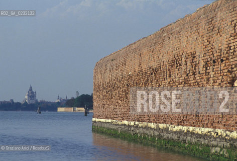 Caption: Nome:..ISOLA DI SANTO SPIRITO: ROVINE DELLE MURA....Localizzazione:..VENEZIA / ISOLA DI SANTO SPIRITO / LAGUNA SUD..VENICE / THE ISLE OF SANTO SPIRITO / THE SOUTH LAGOON..Soggetto:..ISOLA DI SANTO SPIRITO / ROVINE DELLE MURA E SCORCIO DELLA CHIESA DEL REDENTORE..THE ISLE OF SANTO SPIRITO / REMAINS  OF THE WALL AND VIEW  OF THE REDENTORES CHURCH ..Cronologia:......Autore:......Stile:......Editori Stampatori:......Committenza:......Materia e Tecnica:.... ..Collocazione:......Note:..NEL XII SEC. FURONO COSTRUITI UNA CHIESA, UN CONVENTO E LOSPEDALE / DALLINIZIO DEL 1800 FINO ALLA SECONDA GUERRA MONDIALE LISOLA VENNE UTILIZZATA COME DEPOSITO DI MUNIZIONI..IN XIIth CENTURY A CHURCH , A CONVENT AND THE HOSPITAL WERE BUILT /  FROM THE EARLY  1800 UNTIL THE SECOND WORLD WAR THE ISLAND WAS  USED FOR THE STORAGE OF MUNITIONS..Riproduzione Fotografica:..Graziano Arici/Rosebud2 ...Copyright:..Graziano Arici / rosebud2/....Data:..1993....Costo:..A....Key:..ISOLE ABBANDONATE..UNINHABITED ISLANDS