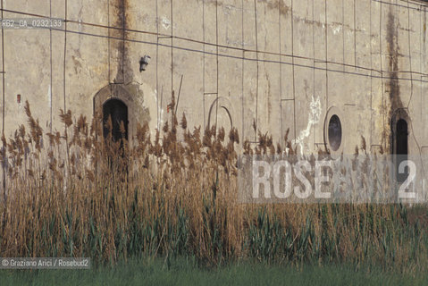 Caption: Nome:..ISOLA DI SANTO SPIRITO: POLVERIERA....Localizzazione:..VENEZIA / ISOLA DI SANTO SPIRITO / LAGUNA SUD..VENICE / THE ISLE OF SANTO SPIRITO / THE SOUTH LAGOON..Soggetto:..ISOLA DI SANTO SPIRITO / POLVERIERA..THE ISLE OF SANTO SPIRITO / POWDER MAGAZINE..Cronologia:......Autore:......Stile:......Editori Stampatori:......Committenza:......Materia e Tecnica:......Collocazione:......Note:..NEL XII SEC. FURONO COSTRUITI UNA CHIESA, UN CONVENTO E LOSPEDALE / DALLINIZIO DEL 1800 FINO ALLA SECONDA GUERRA MONDIALE LISOLA VENNE UTILIZZATA COME DEPOSITO DI MUNIZIONI..IN XIIth CENTURY A CHURCH , A CONVENT AND THE HOSPITAL WERE BUILT /  FROM THE EARLY  1800 UNTIL THE SECOND WORLD WAR THE ISLAND WAS  USED FOR THE STORAGE OF MUNITIONS..Riproduzione Fotografica:..Graziano Arici/Rosebud2 ...Copyright:..Graziano Arici / rosebud2/....Data:..1993....Costo:..A....Key:..ISOLE ABBANDONATE..UNINHABITED ISLANDS