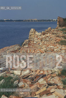 Caption: Nome:..ISOLA DI SANTO SPIRITO: ROVINE....Localizzazione:..VENEZIA / ISOLA DI SANTO SPIRITO / LAGUNA SUD..VENICE / THE ISLE OF SANTO SPIRITO / THE SOUTH LAGOON..Soggetto:..ISOLA DI SANTO SPIRITO / ROVINE..THE ISLE OF SANTO SPIRITO / REMAINS  ..Cronologia:......Autore:......Stile:......Editori Stampatori:......Committenza:......Materia e Tecnica:.... ..Collocazione:......Note:..NEL XII SEC. FURONO COSTRUITI UNA CHIESA, UN CONVENTO E LOSPEDALE / DALLINIZIO DEL 1800 FINO ALLA SECONDA GUERRA MONDIALE LISOLA VENNE UTILIZZATA COME DEPOSITO DI MUNIZIONI..IN XIIth CENTURY A CHURCH , A CONVENT AND THE HOSPITAL WERE BUILT /  FROM THE EARLY  1800 UNTIL THE SECOND WORLD WAR THE ISLAND WAS  USED FOR THE STORAGE OF MUNITIONS..Riproduzione Fotografica:..Graziano Arici/Rosebud2 ...Copyright:..Graziano Arici / rosebud2/....Data:..1993....Costo:..A....Key:..ISOLE ABBANDONATE..UNINHABITED ISLANDS