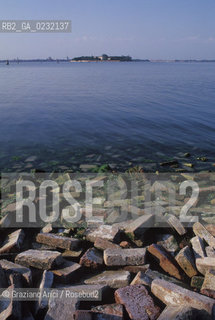 Caption: Nome:..ISOLA DI SANTO SPIRITO: ROVINE....Localizzazione:..VENEZIA / ISOLA DI SANTO SPIRITO / LAGUNA SUD..VENICE / THE ISLE OF SANTO SPIRITO / THE SOUTH LAGOON..Soggetto:..ISOLA DI SANTO SPIRITO / ROVINE..THE ISLE OF SANTO SPIRITO / REMAINS  ..Cronologia:......Autore:......Stile:......Editori Stampatori:......Committenza:......Materia e Tecnica:.... ..Collocazione:......Note:..NEL XII SEC. FURONO COSTRUITI UNA CHIESA, UN CONVENTO E LOSPEDALE / DALLINIZIO DEL 1800 FINO ALLA SECONDA GUERRA MONDIALE LISOLA VENNE UTILIZZATA COME DEPOSITO DI MUNIZIONI..IN XIIth CENTURY A CHURCH , A CONVENT AND THE HOSPITAL WERE BUILT /  FROM THE EARLY  1800 UNTIL THE SECOND WORLD WAR THE ISLAND WAS  USED FOR THE STORAGE OF MUNITIONS..Riproduzione Fotografica:..Graziano Arici/Rosebud2 ...Copyright:..Graziano Arici / rosebud2/....Data:..1993....Costo:..A....Key:..ISOLE ABBANDONATE..UNINHABITED ISLANDS
