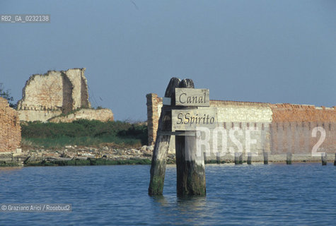 Caption: Nome:..ISOLA DI SANTO SPIRITO: ROVINE....Localizzazione:..VENEZIA / ISOLA DI SANTO SPIRITO / LAGUNA SUD..VENICE / THE ISLE OF SANTO SPIRITO / THE SOUTH LAGOON..Soggetto:..ISOLA DI SANTO SPIRITO / ROVINE..THE ISLE OF SANTO SPIRITO / REMAINS  ..Cronologia:......Autore:......Stile:......Editori Stampatori:......Committenza:......Materia e Tecnica:.... ..Collocazione:......Note:..NEL XII SEC. FURONO COSTRUITI UNA CHIESA, UN CONVENTO E LOSPEDALE / DALLINIZIO DEL 1800 FINO ALLA SECONDA GUERRA MONDIALE LISOLA VENNE UTILIZZATA COME DEPOSITO DI MUNIZIONI..IN XIIth CENTURY A CHURCH , A CONVENT AND THE HOSPITAL WERE BUILT /  FROM THE EARLY  1800 UNTIL THE SECOND WORLD WAR THE ISLAND WAS  USED FOR THE STORAGE OF MUNITIONS..Riproduzione Fotografica:..Graziano Arici/Rosebud2 ...Copyright:..Graziano Arici / rosebud2/....Data:..1993....Costo:..A....Key:..ISOLE ABBANDONATE..UNINHABITED ISLANDS