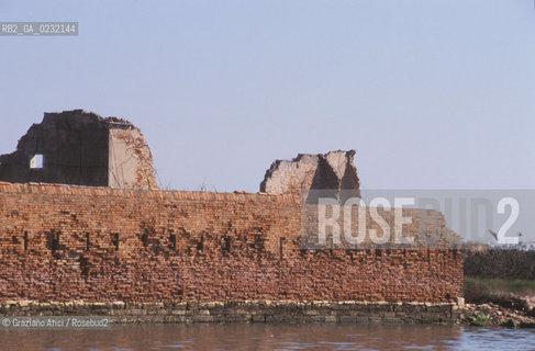 Caption: Nome:..ISOLA DI SANTO SPIRITO: RESTI DELLA CHIESA....Localizzazione:..VENEZIA / ISOLA DI SANTO SPIRITO / LAGUNA SUD..VENICE / THE ISLE OF SANTO SPIRITO / THE SOUTH LAGOON..Soggetto:..ISOLA DI SANTO SPIRITO / RESTI DELLA CHIESA..THE ISLE OF SANTO SPIRITO / REMAINS OF THE CHURCH..Cronologia:......Autore:......Stile:..SANSOVINIANO..SANSOVINO STYLE..Editori Stampatori:......Committenza:......Materia e Tecnica:......Collocazione:......Note:..NEL XII SEC. FURONO COSTRUITI UNA CHIESA, UN CONVENTO E LOSPEDALE / DALLINIZIO DEL 1800 FINO ALLA SECONDA GUERRA MONDIALE LISOLA VENNE UTILIZZATA COME DEPOSITO DI MUNIZIONI..IN XIIth CENTURY A CHURCH , A CONVENT AND THE HOSPITAL WERE BUILT /  FROM THE EARLY  1800 UNTIL THE SECOND WORLD WAR THE ISLAND WAS  USED FOR THE STORAGE OF MUNITIONS..Riproduzione Fotografica:..Graziano Arici/Rosebud2 ...Copyright:..Graziano Arici / rosebud2/....Data:..1993....Costo:..A....Key:..ISOLE ABBANDONATE..UNINHABITED ISLANDS