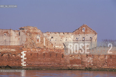 Caption: Nome:..ISOLA DI SANTO SPIRITO: RESTI DELLA CHIESA....Localizzazione:..VENEZIA / ISOLA DI SANTO SPIRITO / LAGUNA SUD..VENICE / THE ISLE OF SANTO SPIRITO / THE SOUTH LAGOON..Soggetto:..ISOLA DI SANTO SPIRITO / RESTI DELLA CHIESA..THE ISLE OF SANTO SPIRITO / REMAINS OF THE CHURCH..Cronologia:......Autore:......Stile:..SANSOVINIANO..SANSOVINO STYLE..Editori Stampatori:......Committenza:......Materia e Tecnica:......Collocazione:......Note:..NEL XII SEC. FURONO COSTRUITI UNA CHIESA, UN CONVENTO E LOSPEDALE / DALLINIZIO DEL 1800 FINO ALLA SECONDA GUERRA MONDIALE LISOLA VENNE UTILIZZATA COME DEPOSITO DI MUNIZIONI..IN XIIth CENTURY A CHURCH , A CONVENT AND THE HOSPITAL WERE BUILT /  FROM THE EARLY  1800 UNTIL THE SECOND WORLD WAR THE ISLAND WAS  USED FOR THE STORAGE OF MUNITIONS..Riproduzione Fotografica:..Graziano Arici/Rosebud2 ...Copyright:..Graziano Arici / rosebud2/....Data:..1993....Costo:..A....Key:..ISOLE ABBANDONATE..UNINHABITED ISLANDS