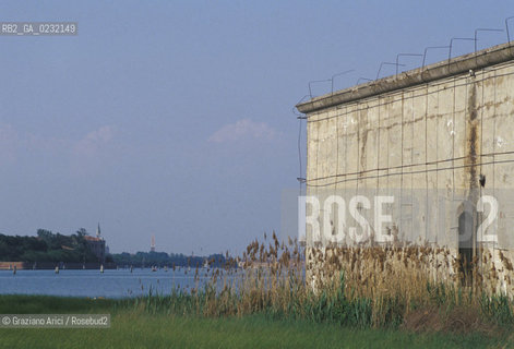 Caption: Nome:..ISOLA DI SANTO SPIRITO: POLVERIERA....Localizzazione:..VENEZIA / ISOLA DI SANTO SPIRITO / LAGUNA SUD..VENICE / THE ISLE OF SANTO SPIRITO / THE SOUTH LAGOON..Soggetto:..ISOLA DI SANTO SPIRITO / POLVERIERA..THE ISLE OF SANTO SPIRITO / POWDER MAGAZINE..Cronologia:......Autore:......Stile:......Editori Stampatori:......Committenza:......Materia e Tecnica:......Collocazione:......Note:..NEL XII SEC. FURONO COSTRUITI UNA CHIESA, UN CONVENTO E LOSPEDALE / DALLINIZIO DEL 1800 FINO ALLA SECONDA GUERRA MONDIALE LISOLA VENNE UTILIZZATA COME DEPOSITO DI MUNIZIONI..IN XIIth CENTURY A CHURCH , A CONVENT AND THE HOSPITAL WERE BUILT /  FROM THE EARLY  1800 UNTIL THE SECOND WORLD WAR THE ISLAND WAS  USED FOR THE STORAGE OF MUNITIONS..Riproduzione Fotografica:..Graziano Arici/Rosebud2 ...Copyright:..Graziano Arici / rosebud2/....Data:..1993....Costo:..A....Key:..ISOLE ABBANDONATE..UNINHABITED ISLANDS