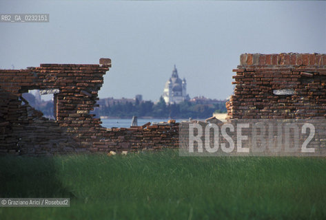 Caption: Nome:..ISOLA DI SANTO SPIRITO: ROVINE DELLE MURA....Localizzazione:..VENEZIA / ISOLA DI SANTO SPIRITO / LAGUNA SUD..VENICE / THE ISLE OF SANTO SPIRITO / THE SOUTH LAGOON..Soggetto:..ISOLA DI SANTO SPIRITO / ROVINE DELLE MURA E SCORCIO DELLA CHIESA DEL REDENTORE..THE ISLE OF SANTO SPIRITO / REMAINS  OF THE WALL AND VIEW  OF THE REDENTORES CHURCH ..Cronologia:......Autore:......Stile:......Editori Stampatori:......Committenza:......Materia e Tecnica:.... ..Collocazione:......Note:..NEL XII SEC. FURONO COSTRUITI UNA CHIESA, UN CONVENTO E LOSPEDALE / DALLINIZIO DEL 1800 FINO ALLA SECONDA GUERRA MONDIALE LISOLA VENNE UTILIZZATA COME DEPOSITO DI MUNIZIONI..IN XIIth CENTURY A CHURCH , A CONVENT AND THE HOSPITAL WERE BUILT /  FROM THE EARLY  1800 UNTIL THE SECOND WORLD WAR THE ISLAND WAS  USED FOR THE STORAGE OF MUNITIONS..Riproduzione Fotografica:..Graziano Arici/Rosebud2 ...Copyright:..Graziano Arici / rosebud2/....Data:..1993....Costo:..A....Key:..ISOLE ABBANDONATE..UNINHABITED ISLANDS