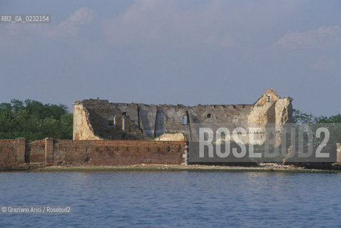 Caption: Nome:..ISOLA DI SANTO SPIRITO: RESTI DELLA CHIESA....Localizzazione:..VENEZIA / ISOLA DI SANTO SPIRITO / LAGUNA SUD..VENICE / THE ISLE OF SANTO SPIRITO / THE SOUTH LAGOON..Soggetto:..ISOLA DI SANTO SPIRITO / RESTI DELLA CHIESA..THE ISLE OF SANTO SPIRITO / REMAINS OF THE CHURCH..Cronologia:......Autore:......Stile:..SANSOVINIANO..SANSOVINO STYLE..Editori Stampatori:......Committenza:......Materia e Tecnica:......Collocazione:......Note:..NEL XII SEC. FURONO COSTRUITI UNA CHIESA, UN CONVENTO E LOSPEDALE / DALLINIZIO DEL 1800 FINO ALLA SECONDA GUERRA MONDIALE LISOLA VENNE UTILIZZATA COME DEPOSITO DI MUNIZIONI..IN XIIth CENTURY A CHURCH , A CONVENT AND THE HOSPITAL WERE BUILT /  FROM THE EARLY  1800 UNTIL THE SECOND WORLD WAR THE ISLAND WAS  USED FOR THE STORAGE OF MUNITIONS..Riproduzione Fotografica:..Graziano Arici/Rosebud2 ...Copyright:..Graziano Arici / rosebud2/....Data:..1993....Costo:..A....Key:..ISOLE ABBANDONATE..UNINHABITED ISLANDS