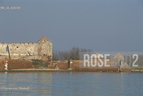 Caption: Nome:..ISOLA DI SANTO SPIRITO: RESTI DELLA CHIESA....Localizzazione:..VENEZIA / ISOLA DI SANTO SPIRITO / LAGUNA SUD..VENICE / THE ISLE OF SANTO SPIRITO / THE SOUTH LAGOON..Soggetto:..ISOLA DI SANTO SPIRITO ..THE ISLE OF SANTO SPIRITO..Cronologia:......Autore:......Stile:..SANSOVINIANO..SANSOVINO STYLE..Editori Stampatori:......Committenza:......Materia e Tecnica:......Collocazione:......Note:..NEL XII SEC. FURONO COSTRUITI UNA CHIESA, UN CONVENTO E LOSPEDALE / DALLINIZIO DEL 1800 FINO ALLA SECONDA GUERRA MONDIALE LISOLA VENNE UTILIZZATA COME DEPOSITO DI MUNIZIONI..IN XIIth CENTURY A CHURCH , A CONVENT AND THE HOSPITAL WERE BUILT /  FROM THE EARLY  1800 UNTIL THE SECOND WORLD WAR THE ISLAND WAS  USED FOR THE STORAGE OF MUNITIONS..Riproduzione Fotografica:..Graziano Arici/Rosebud2 ...Copyright:..Graziano Arici / rosebud2/....Data:..1993....Costo:..A....Key:..ISOLE ABBANDONATE..UNINHABITED ISLANDS