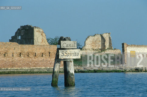 Caption: Nome:..ISOLA DI SANTO SPIRITO: RESTI DELLA CHIESA....Localizzazione:..VENEZIA / ISOLA DI SANTO SPIRITO / LAGUNA SUD..VENICE / THE ISLE OF SANTO SPIRITO / THE SOUTH LAGOON..Soggetto:..ISOLA DI SANTO SPIRITO / RESTI DELLA CHIESA..THE ISLE OF SANTO SPIRITO / REMAINS OF THE CHURCH..Cronologia:......Autore:......Stile:..SANSOVINIANO..SANSOVINO STYLE..Editori Stampatori:......Committenza:......Materia e Tecnica:......Collocazione:......Note:..NEL XII SEC. FURONO COSTRUITI UNA CHIESA, UN CONVENTO E LOSPEDALE / DALLINIZIO DEL 1800 FINO ALLA SECONDA GUERRA MONDIALE LISOLA VENNE UTILIZZATA COME DEPOSITO DI MUNIZIONI..IN XIIth CENTURY A CHURCH , A CONVENT AND THE HOSPITAL WERE BUILT /  FROM THE EARLY  1800 UNTIL THE SECOND WORLD WAR THE ISLAND WAS  USED FOR THE STORAGE OF MUNITIONS..Riproduzione Fotografica:..Graziano Arici/Rosebud2 ...Copyright:..Graziano Arici / rosebud2/....Data:..1993....Costo:..A....Key:..ISOLE ABBANDONATE..UNINHABITED ISLANDS