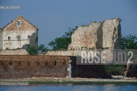 Caption: Nome:..ISOLA DI SANTO SPIRITO: RESTI DELLA CHIESA..Localizzazione:..VENEZIA / ISOLA DI SANTO SPIRITO / LAGUNA SUD..VENICE / THE ISLE OF SANTO SPIRITO / THE SOUTH LAGOON..Soggetto:..ISOLA DI SANTO SPIRITO / RESTI DELLA CHIESA..THE ISLE OF SANTO SPIRITO / REMAINS OF THE CHURCH..Cronologia:......Autore:......Stile:..SANSOVINIANO..SANSOVINO STYLE..Editori Stampatori:......Committenza:......Materia e Tecnica:......Collocazione:......Note:..NEL XII SEC. FURONO COSTRUITI UNA CHIESA, UN CONVENTO E LOSPEDALE / DALLINIZIO DEL 1800 FINO ALLA SECONDA GUERRA MONDIALE LISOLA VENNE UTILIZZATA COME DEPOSITO DI MUNIZIONI..IN XIIth CENTURY A CHURCH , A CONVENT AND THE HOSPITAL WERE BUILT /  FROM THE EARLY  1800 UNTIL THE SECOND WORLD WAR THE ISLAND WAS  USED FOR THE STORAGE OF MUNITIONS..Riproduzione Fotografica:..Graziano Arici/Rosebud2 ...Copyright:..Graziano Arici / rosebud2/....Data:..1993....Costo:..A....Key:..ISOLE ABBANDONATE..UNINHABITED ISLANDS