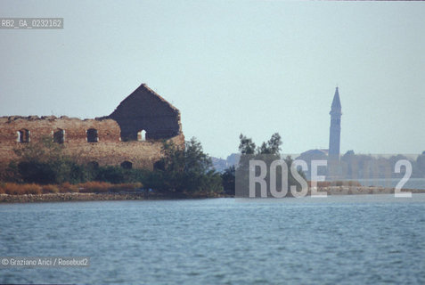 Nome:..ISOLA DI SANTO SPIRITO: ROVINE DELLE MURA....Localizzazione:..VENEZIA / ISOLA DI SANTO SPIRITO / LAGUNA SUD..VENICE / THE ISLE OF SANTO SPIRITO / THE SOUTH LAGOON..Soggetto:..ISOLA DI SANTO SPIRITO / ROVINE DELLE MURA E SCORCIO DELLA CHIESA DEL REDENTORE..THE ISLE OF SANTO SPIRITO / REMAINS  OF THE WALL AND VIEW  OF THE REDENTORES CHURCH ..Cronologia:......Autore:......Stile:......Editori Stampatori:......Committenza:......Materia e Tecnica:.... ..Collocazione:......Note:..NEL XII SEC. FURONO COSTRUITI UNA CHIESA, UN CONVENTO E LOSPEDALE / DALLINIZIO DEL 1800 FINO ALLA SECONDA GUERRA MONDIALE LISOLA VENNE UTILIZZATA COME DEPOSITO DI MUNIZIONI..IN XIIth CENTURY A CHURCH , A CONVENT AND THE HOSPITAL WERE BUILT /  FROM THE EARLY  1800 UNTIL THE SECOND WORLD WAR THE ISLAND WAS  USED FOR THE STORAGE OF MUNITIONS..Riproduzione Fotografica:..Graziano Arici/Rosebud2 ...Copyright:..Graziano Arici / rosebud2/....Data:..1993....Costo:..A....Key:..ISOLE ABBANDONATE..UNINHABITED ISLANDS