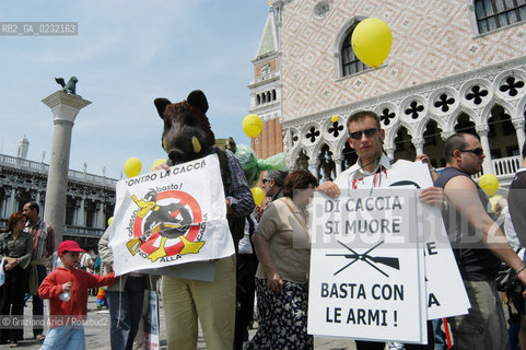VENEZIA 17/05/03 - MANIFESTAZIONE DI GRUPPI AMBIENTALISTI E ANIMALISTI CONTRO IL CONGRESSO SULLA CACCIA A PALAZZO DUCALE ©Graziano Arici/Rosebud2