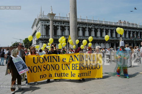 VENEZIA 17/05/03 - MANIFESTAZIONE DI GRUPPI AMBIENTALISTI E ANIMALISTI CONTRO IL CONGRESSO SULLA CACCIA A PALAZZO DUCALE ©Graziano Arici/Rosebud2