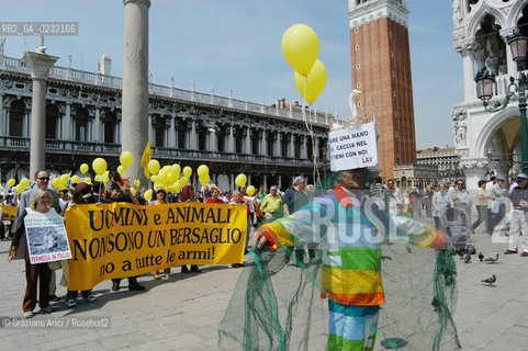VENEZIA 17/05/03 - MANIFESTAZIONE DI GRUPPI AMBIENTALISTI E ANIMALISTI CONTRO IL CONGRESSO SULLA CACCIA A PALAZZO DUCALE ©Graziano Arici/Rosebud2