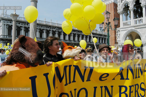 VENEZIA 17/05/03 - MANIFESTAZIONE DI GRUPPI AMBIENTALISTI E ANIMALISTI CONTRO IL CONGRESSO SULLA CACCIA A PALAZZO DUCALE ©Graziano Arici/Rosebud2