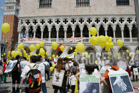 VENEZIA 17/05/03 - MANIFESTAZIONE DI GRUPPI AMBIENTALISTI E ANIMALISTI CONTRO IL CONGRESSO SULLA CACCIA A PALAZZO DUCALE ©Graziano Arici/Rosebud2