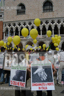 VENEZIA 17/05/03 - MANIFESTAZIONE DI GRUPPI AMBIENTALISTI E ANIMALISTI CONTRO IL CONGRESSO SULLA CACCIA A PALAZZO DUCALE ©Graziano Arici/Rosebud2