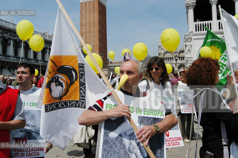 VENEZIA 17/05/03 - MANIFESTAZIONE DI GRUPPI AMBIENTALISTI E ANIMALISTI CONTRO IL CONGRESSO SULLA CACCIA A PALAZZO DUCALE ©Graziano Arici/Rosebud2
