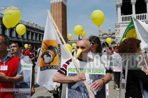 VENEZIA 17/05/03 - MANIFESTAZIONE DI GRUPPI AMBIENTALISTI E ANIMALISTI CONTRO IL CONGRESSO SULLA CACCIA A PALAZZO DUCALE ©Graziano Arici/Rosebud2