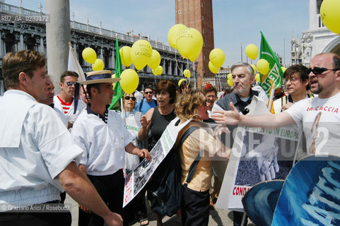 VENEZIA 17/05/03 - MANIFESTAZIONE DI GRUPPI AMBIENTALISTI E ANIMALISTI CONTRO IL CONGRESSO SULLA CACCIA A PALAZZO DUCALE ©Graziano Arici/Rosebud2 .. GONDOLIERI