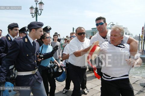 VENEZIA 17/05/03 - MANIFESTAZIONE DI GRUPPI AMBIENTALISTI E ANIMALISTI CONTRO IL CONGRESSO SULLA CACCIA A PALAZZO DUCALE ©Graziano Arici/Rosebud2 .. GONDOLIERI