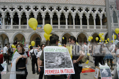 VENEZIA 17/05/03 - MANIFESTAZIONE DI GRUPPI AMBIENTALISTI E ANIMALISTI CONTRO IL CONGRESSO SULLA CACCIA A PALAZZO DUCALE ©Graziano Arici/Rosebud2