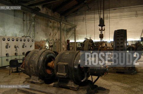 ARSENALE DI VENEZIA FIERA NAVALIS © 2003 Graziano Arici/Rosebud2 ARCHEOLOGIA INDUSTRIALE CENTRALE ELETTRICA BARCA