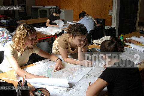 VENEZIA -IUAV FACOLTA DI ARCHITETTURA - CORSO DI URBANISTICA © 2003 Graziano Arici/Rosebud2  UNIVERSITA CA TRON