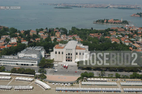 VENEZIA 03/06/03 - LIDO :  SPIAGGIA  ©Graziano Arici/Rosebud2 AEREA CASINO..