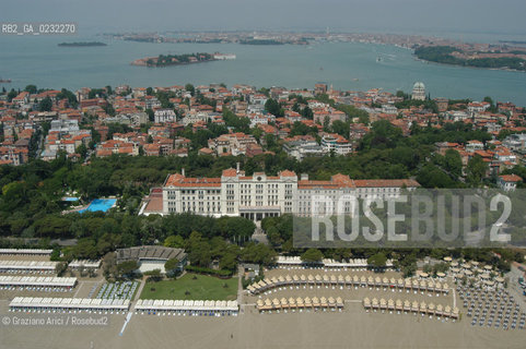 VENEZIA 03/06/03 - LIDO :  SPIAGGIA  ©Graziano Arici/Rosebud2 AEREA HOTEL DES BAINS
