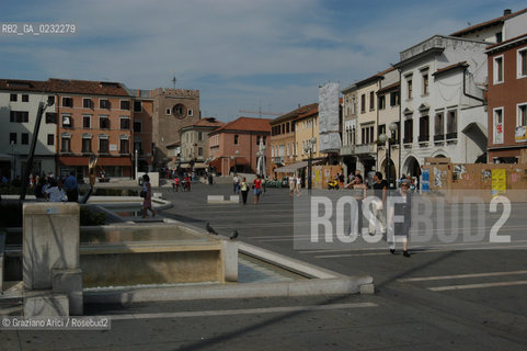 MESTRE PIAZZA FERRETTO © 2003 Graziano Arici/Rosebud2 FONTANA