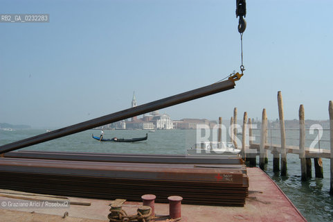 VENEZIA 10/06/03 LAVORI SUL MOLO DELLA PIAZZA SAN MARCO :  ©Graziano Arici/Rosebud2 CONSORZIO VENEZIA NUOVA