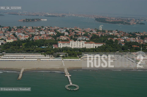 VENEZIA 1/07/2003 -  LIDO HOTEL DES BAINS  © 2003 Graziano Arici/Rosebud2 SPIAGGIA