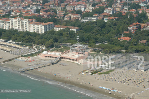 VENEZIA 1/07/2003 -  LIDO BLUE MOON  © 2003 Graziano Arici/Rosebud2 SPIAGGIA