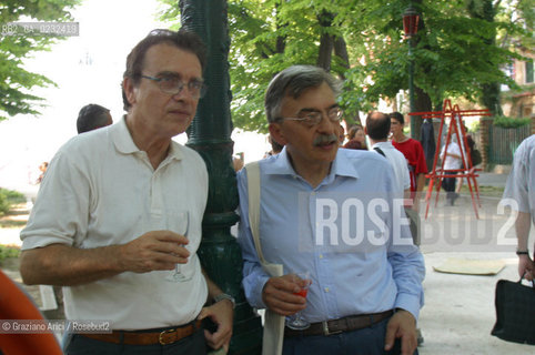 50° ESPOSIZIONE INTERNAZIONALE DARTE LA BIENNALE DI VENEZIA - GIARDINI - LE INSTALLAZIONI DI  VIVERE VENEZIA  © 2003 Graziano Arici/Rosebud2 / CONSORZIO VENEZIA NUOVA / IUAV..CESARE DE MICHELIS GIANMARIO VIANELLO SOPRINTENDENTE DEL TEATRO LA FENICE