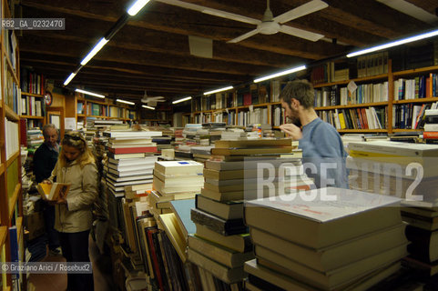 VENEZIA - LA LIBRERIA BERTONI DI LIBRI DOCCASIONE IN CALLE DELLA MANDOLA © 2003 Graziano Arici/Rosebud2