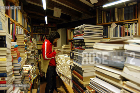 VENEZIA - LA LIBRERIA BERTONI DI LIBRI DOCCASIONE IN CALLE DELLA MANDOLA © 2003 Graziano Arici/Rosebud2