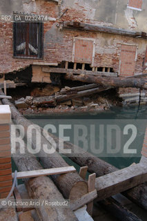 VENEZIA - MURO CROLLATO DI UNA CASA SUL RIO DI S.BARNABA ©Graziano Arici/Rosebud2 DEGRADO
