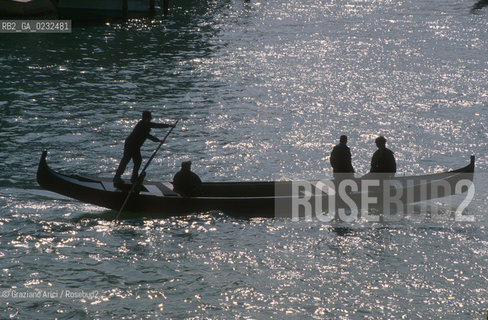 VENEZIA GONDOLA IN CANAL GRANDE © 2003 Graziano Arici/Rosebud2 BARCA TRAGHETTO