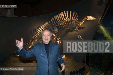 NIGER 1973 GIANCARLO LIGABUE NELLA SALA DEL MUSEO DI STORIA NATURALE DEDICATA ALLA SPEDIZIONE SCIENTIFICA NEL DESERTO DEL TENERE CON LO SCHELETRO DEL DINOSAURO OURANOSAURUS NIGERIENSIS  - © 2003 Graziano Arici/Rosebud2 