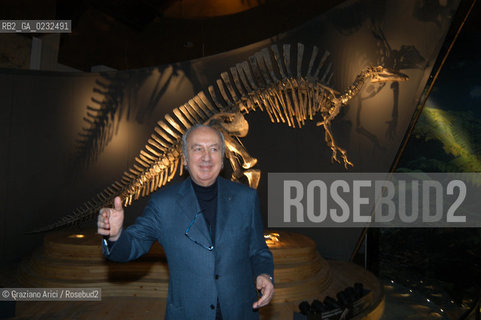 NIGER 1973 GIANCARLO LIGABUE NELLA SALA DEL MUSEO DI STORIA NATURALE DEDICATA ALLA SPEDIZIONE SCIENTIFICA NEL DESERTO DEL TENERE CON LO  SCHELETRO DEL DINOSAURO OURANOSAURUS NIGERIENSIS  - © 2003 Graziano Arici/Rosebud2 